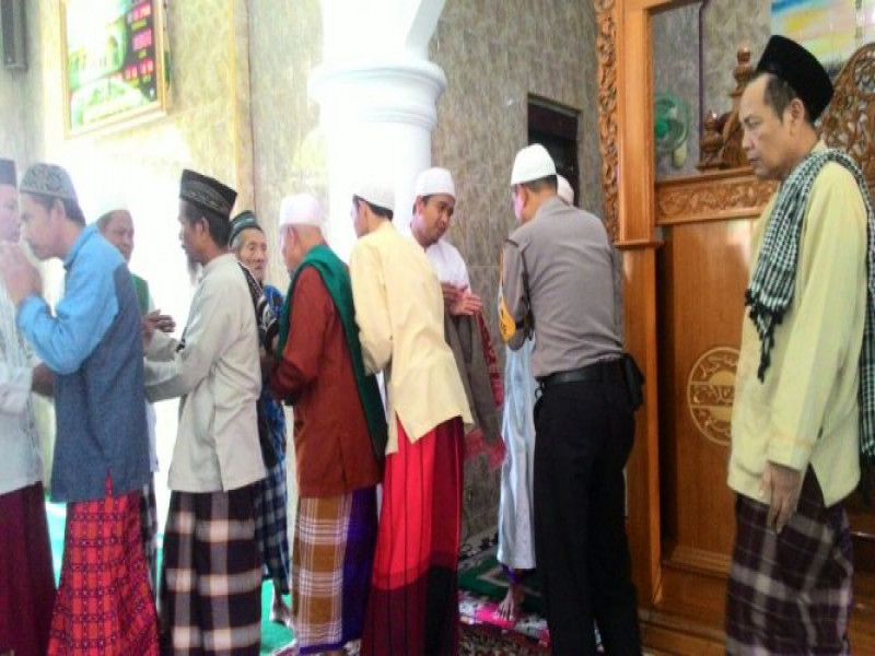 IMG-shalat-dzuhur-berjamaah-aiptu-cecep-jalin-silaturahmi-dengan-tokoh-agama-dan-warga