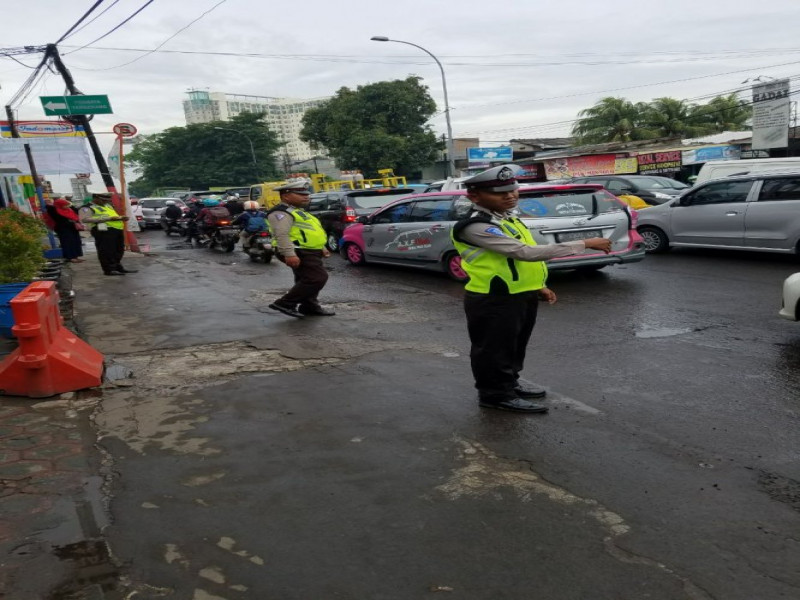 IMG-kanit-lantas-akp-pintaraja-bersama-anggota-pengaturan-lalu-lintas-di-depan-pos-pantau-rs-an-nisa