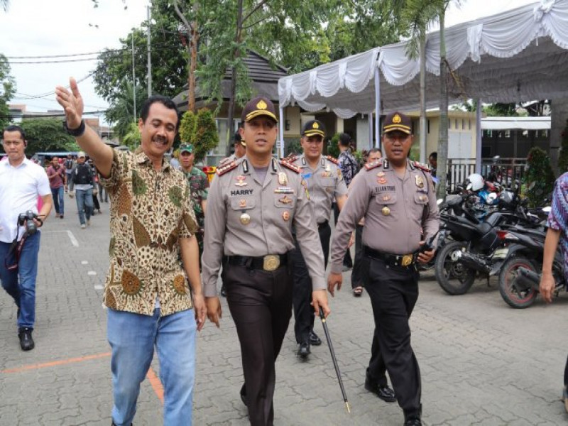 IMG-kapolres-metro-tangerang-kota-kunjungi-gereja-memastikan-kondisi-aman