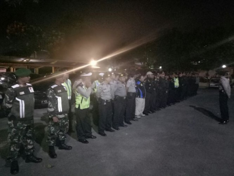 IMG-jelang-natal-polsek-jatiuwung-adakan-patroli-gabungan-bersama-tni-senkom-dan-pokdarkamtibmas