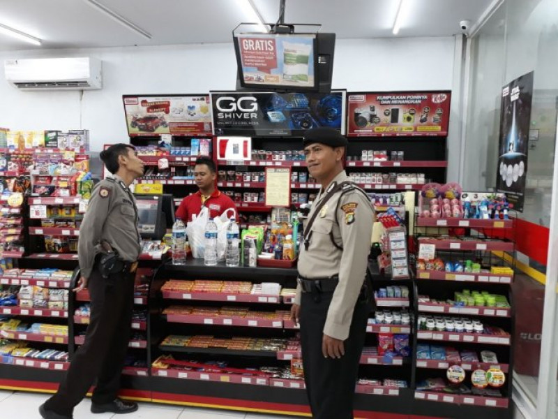 IMG-anggota-polsek-benda-patroli-minimarket-antisipasi-tindak-kejahatan