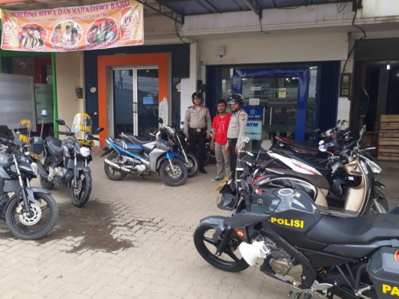 IMG-sambangi-sentra-ekonomi-anggota-patroli-polsek-cipondoh-ingatkan-untuk-waspada-kejahatan