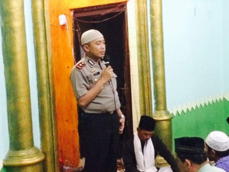 IMG-saat-ikuti-sholat-jumat-berjamaah-kapolsek-cipondoh-himbau-untuk-tidak-nyalakan-petasan
