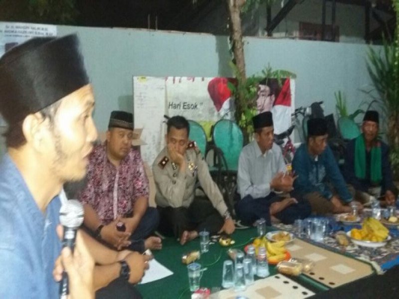 IMG-kapolsek-cipondoh-kumpul-bersama-warga-sambil-berikan-pesan-kamtibmas