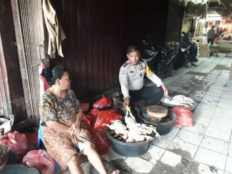 IMG-pasca-perayaan-malam-tahun-baru-2018-anggota-polres-metro-tangerang-kota-monitoring-perkembangan-harga-bahan-pokok