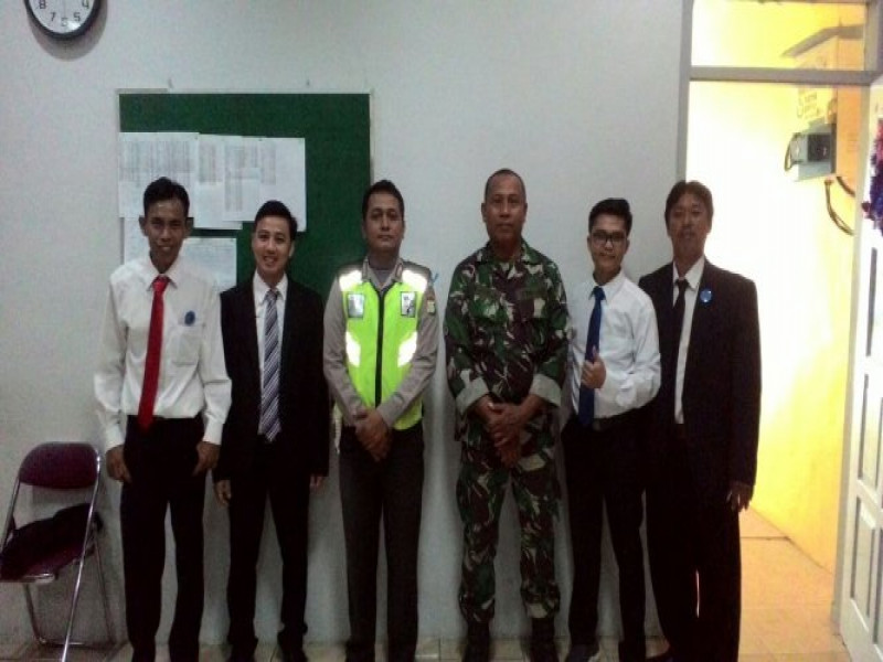 IMG-sinergitas-bhabinkamtibmas-dan-babinsa-ds-teluknaga-dalam-pengamanan-gereja