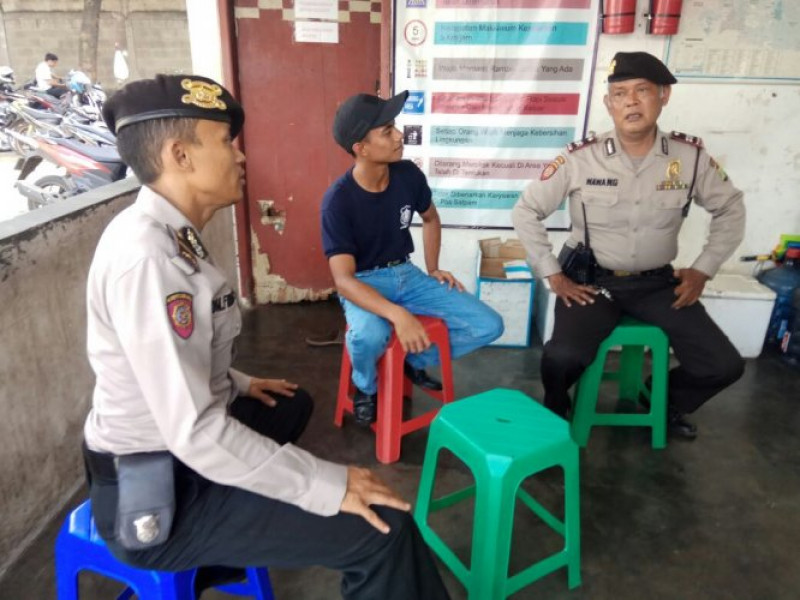 IMG-ipda-dm-firmansyah-bersama-aiptu-wawang-patroli-dialogis-sambangi-warga-di-kawasan-industri-manis