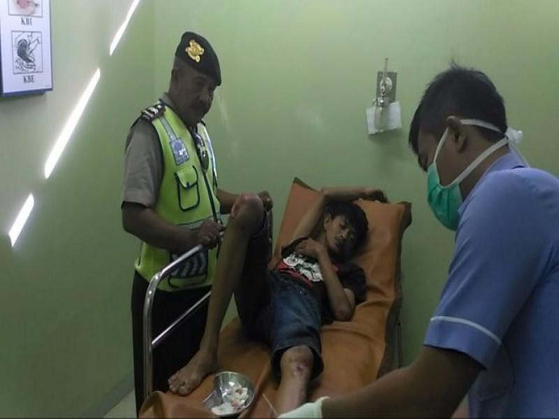IMG-kapolsubsektor-palem-semi-bantu-evakuasi-korban-lakalantas-ke-rs-qodar