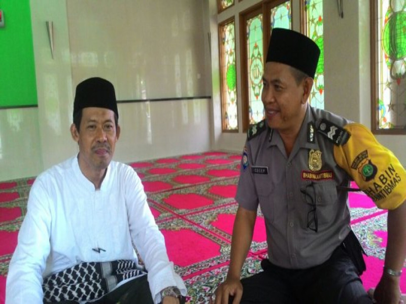 IMG-aiptu-cecep-bersilaturahmi-dan-dialog-dengan-tokoh-agama-usai-sholat-berjamaah