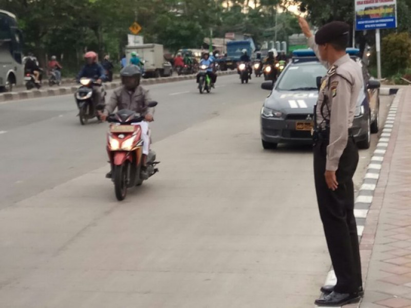 IMG-unit-2-sabhara-polsek-jatiuwung-pelayanan-sore-hari-di-pertigaan-jati