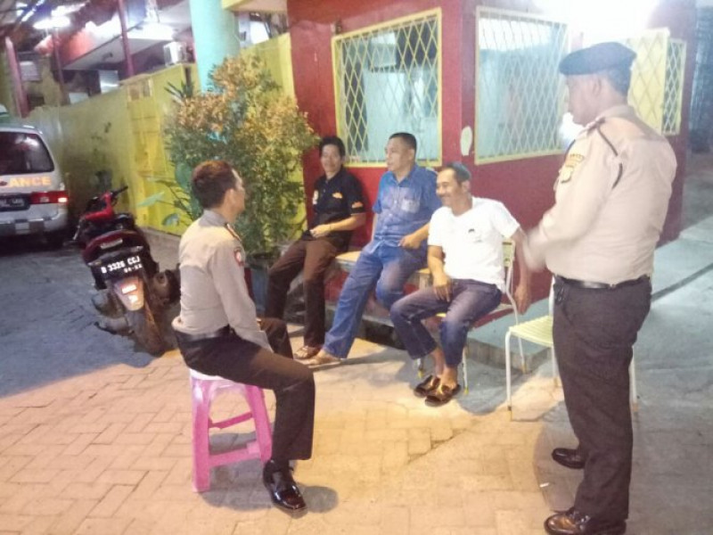 IMG-aiptu-wawang-dampingi-akp-rosyid-patroli-dialogis-sambangi-warga-yang-sedang-ronda-siskamling