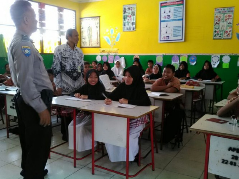 IMG-bhabinkamtibmas-polsek-benda-sambang-sekolah-berikan-himbauan-kamtibmas