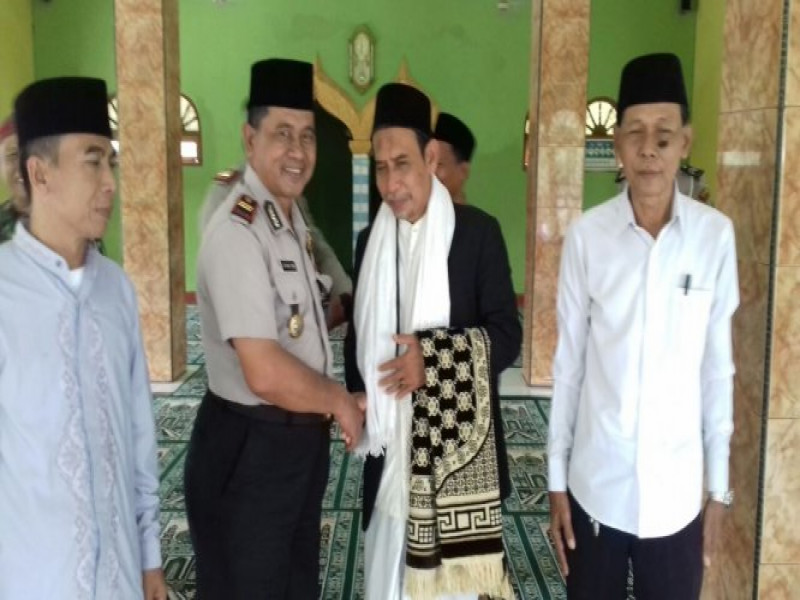 IMG-waka-polsek-sepatan-bersama-tokoh-agama-dan-warga-masyarakat-melaksanakan-sholat-dzuhur-berjamaah