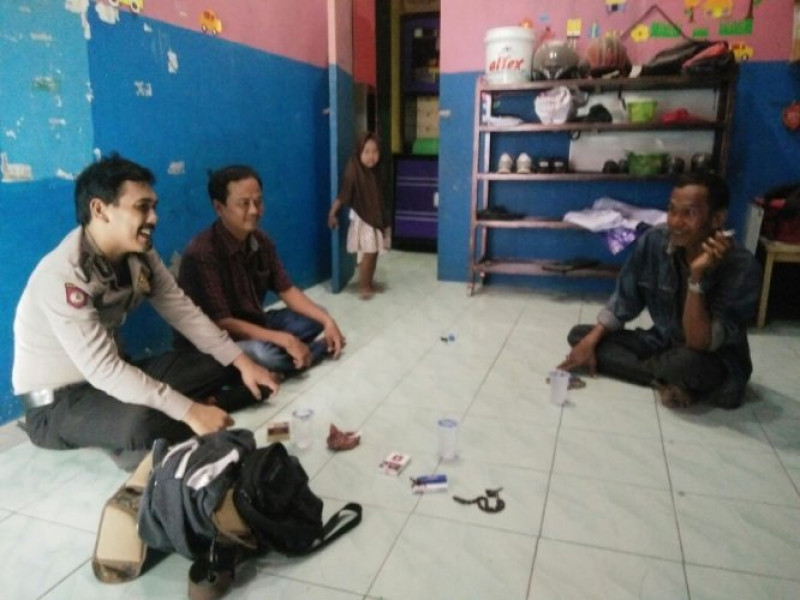 IMG-bhabinkamtibmas-polsek-sepatan-sambang-silaturahmi-ke-kediaman-kepala-desa