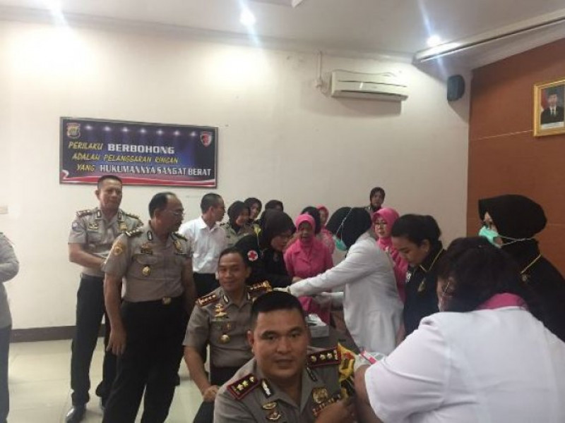 IMG-anggota-polrestro-tangkot-menerima-vaksinasi-difteri