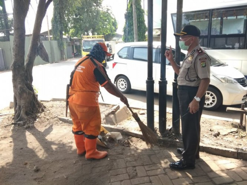 IMG-sambangi-petugas-kebersihan-kapolsek-benda-sampaikan-pesan-kamtibmas