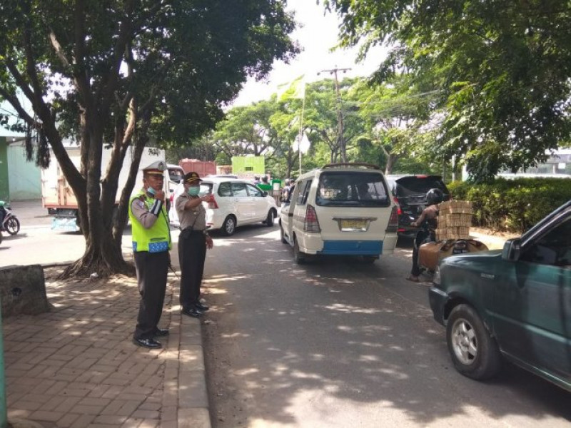 IMG-atasi-macet-kapolsek-benda-bersama-kanit-lantas-turun-ke-jalan-atur-arus-lalu-lintas