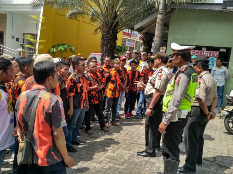 IMG-kapolsek-neglasari-himbau-dan-kawal-massa-pendukung-bakal-paslon-pilkada-kota-tangerang-2018