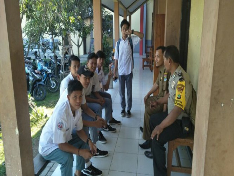IMG-bhabinkamtibmas-polsek-sepatan-himbau-siswa-pelajar-menjauhi-perbuatan-nahi-dan-munkar