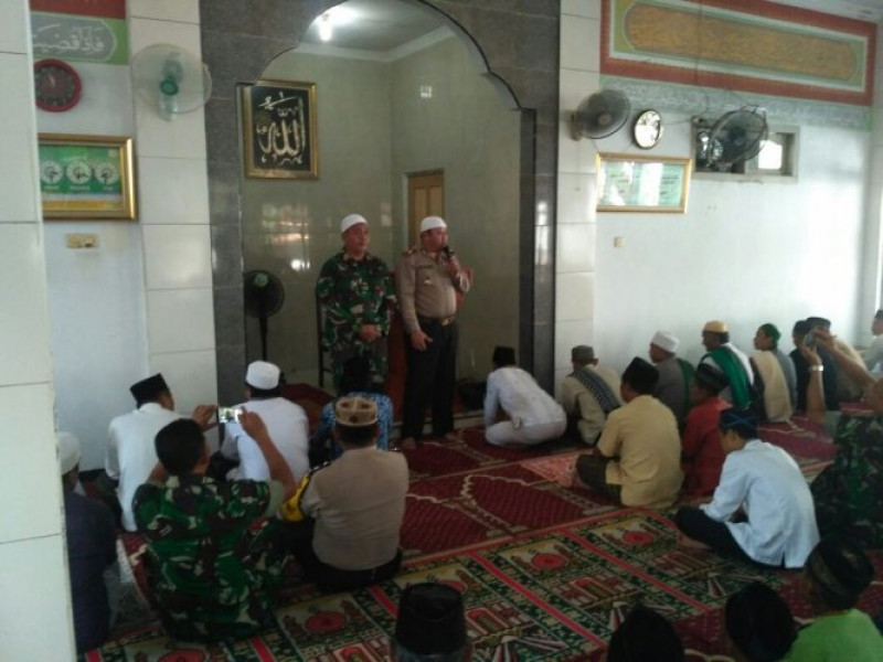 IMG-kapolsek-sepatan-dan-danramil-15-sepatan-melaksanakan-sholat-jumat-keliling-jumling
