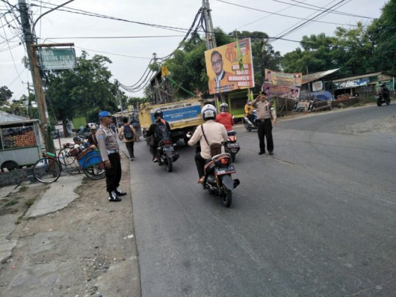 IMG-penggelaran-personil-polsek-teluknaga-dalam-protap-sore-pengaturan-lalin-dititik-rawan-kemacetan