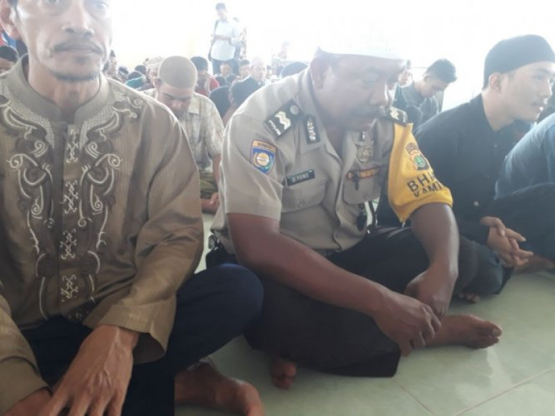 IMG-disela-kesibukan-dinas-saat-adzan-berkumandang-aiptu-daryono-melaksanakan-sholat-jumat