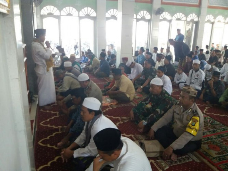 IMG-anggota-polsek-sepatan-koramil-15-sepatan-melaksanakan-sholat-jumat-keliling