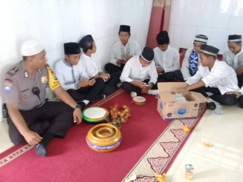 IMG-sambangi-pondok-pesantren-binmas-karanganyar-himbau-santri-patuhi-aturan-dan-berikan-motivasi