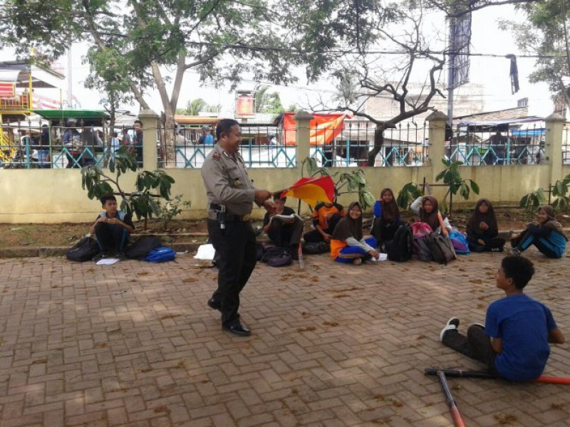 IMG-kapolsek-sepatan-memberikan-arahan-dan-pembinaan-kepada-siswa-siswi-pelajar