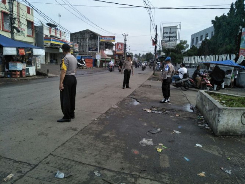 IMG-protap-senin-pagi-polsek-teluknaga-pengaturan-lalu-lintas-urai-kemacetan