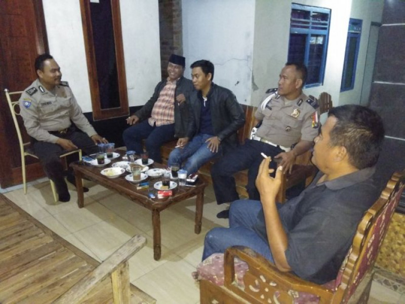 IMG-kanit-provos-polsek-dan-anggota-patroli-sambang-dialogis-ke-tokoh-masyarakat