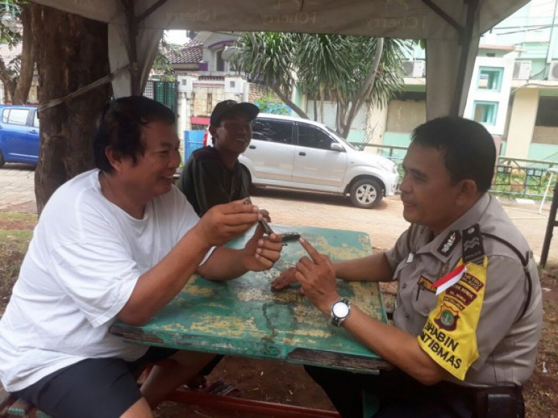 IMG-tutup-ruang-gerak-pelaku-kejahatan-bhabinkamtibmas-polsek-benda-dialogis-dengan-ketua-rw-lakukan-pendataan-warga