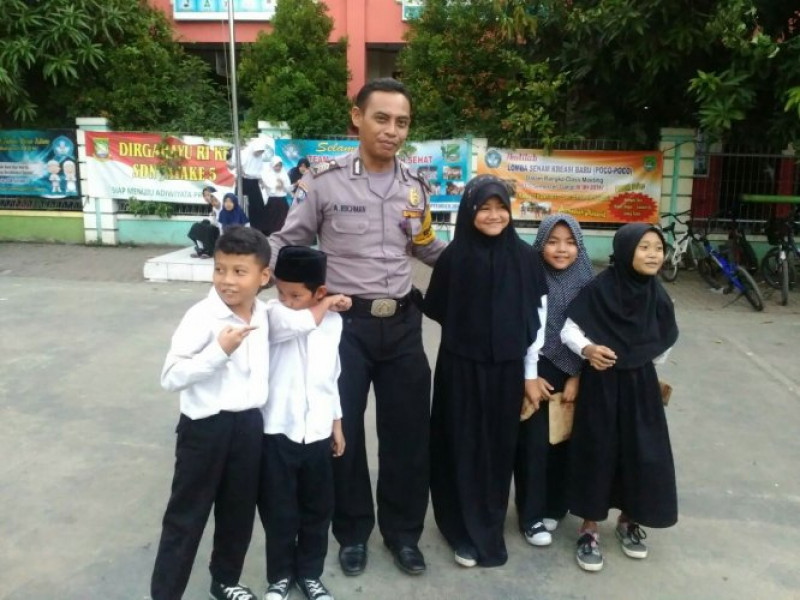 IMG-kunjungi-sdn-gandasari-3-bripka-ade-rochman-disambut-suka-cita-para-siswa