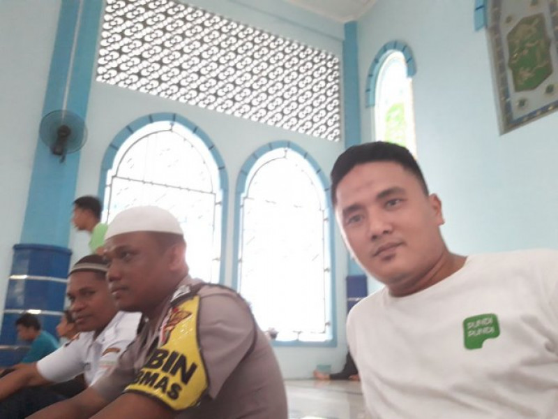 IMG-bhabinkamtibmas-polsek-jatiuwung-salat-jumat-di-masjid-ar-royan-bersama-warga