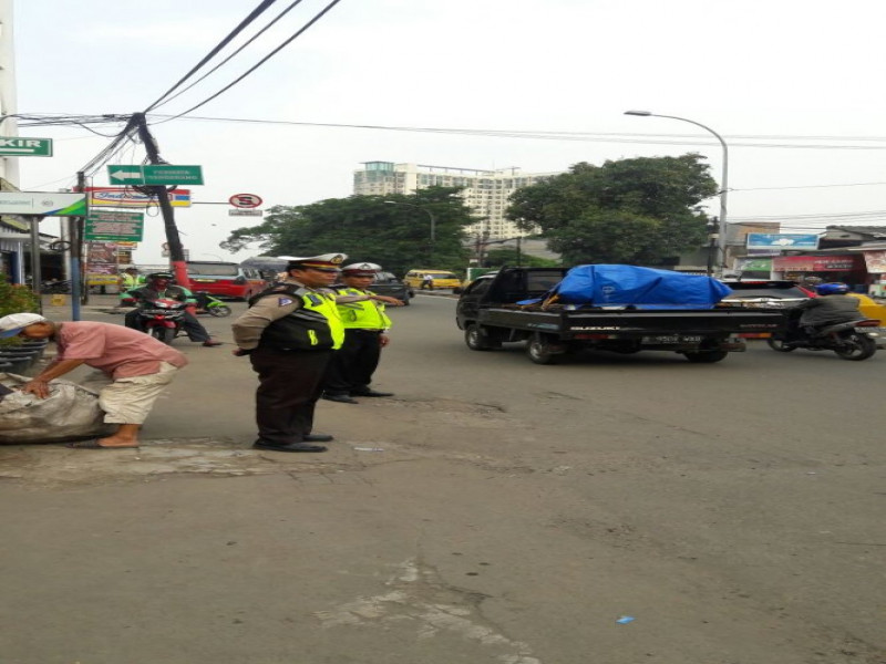 IMG-kanit-lantas-polsek-jatiuwung-bersama-anggotanya-pelayanan-prima-di-depan-rs-an-nisa