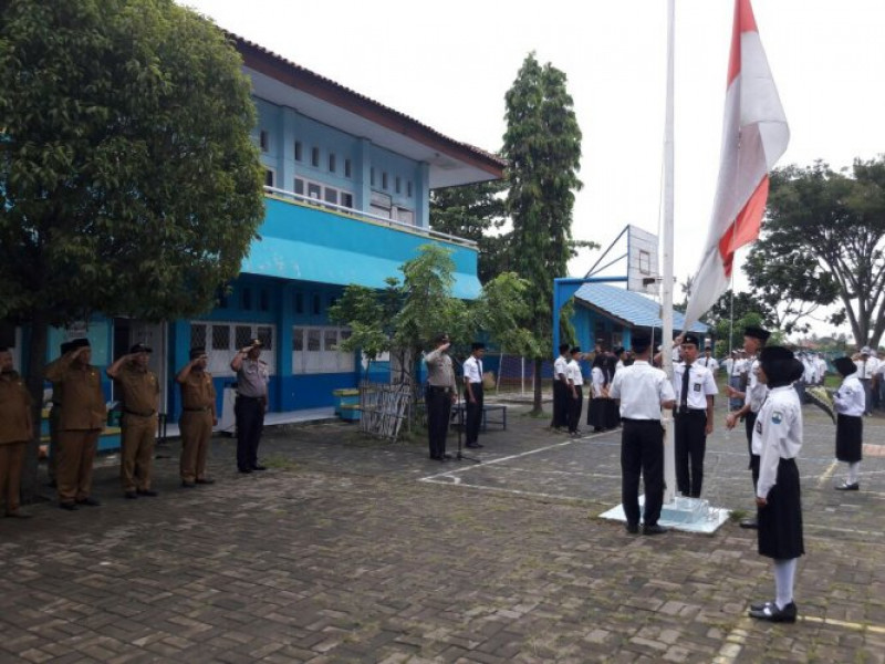 IMG-sebagai-pembina-upacara-di-sman-12-tangerang-kapolsek-teluknaga-sampaikan-pesan-kamtibmas