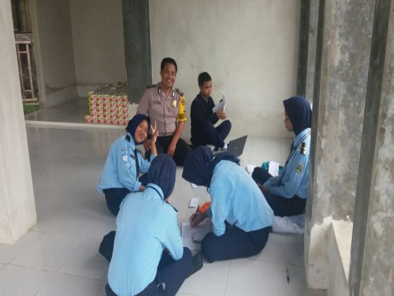 IMG-di-smk-10-penerbangan-bhabinkamtibmas-ds-babakan-asem-kec-teluknaga-bripka-suhendra-giat-polkiss