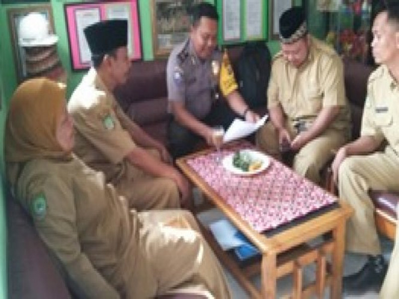 IMG-aiptu-khandoko-anggota-bhabinkamtibmas-polsek-batu-ceper-telah-melaksanakan-sambang-dialogis-guru-sekolah-sdn-kebon-besar-1