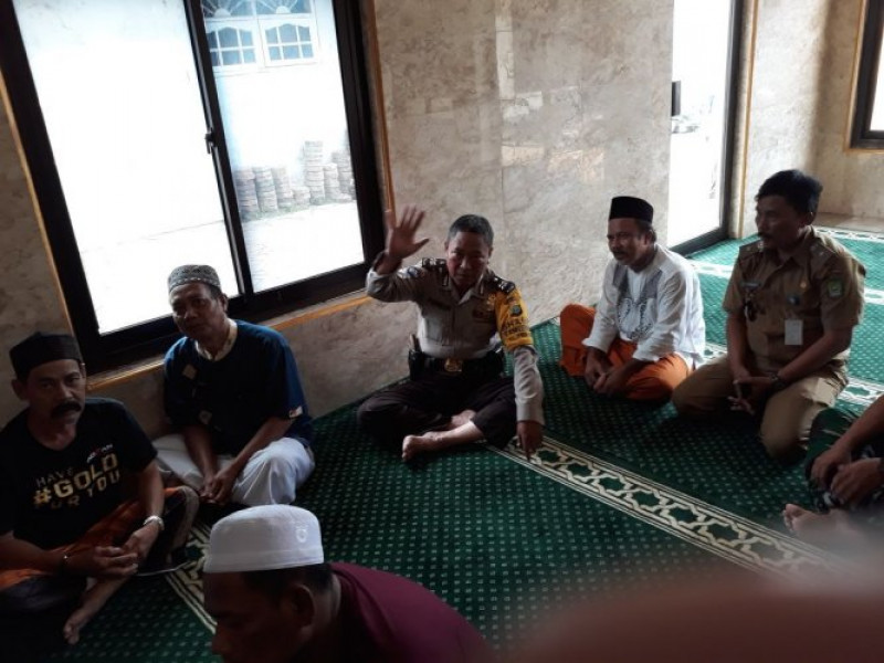 IMG-kegiatan-polisi-sambang-musholah-al-bidayah-rt02-03-telah-dilakukan-oleh-bhabinkamtibmas-kebon-besar-bapak-aiptu-spurwadi
