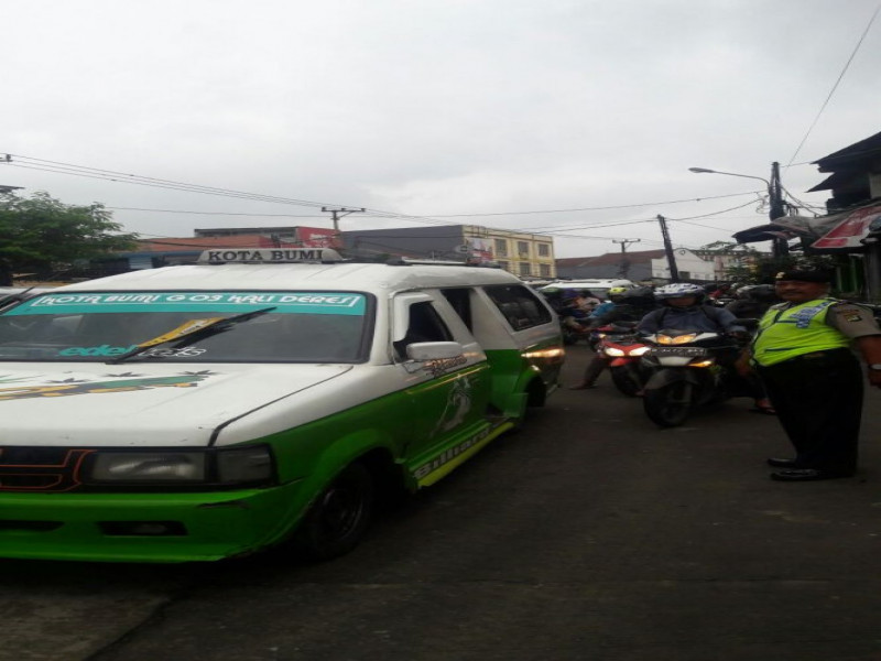 IMG-berikan-kelancaran-para-pengguna-jalan-aiptu-purwanto-lakukan-gatur-lalin-di-jl-moch-toha