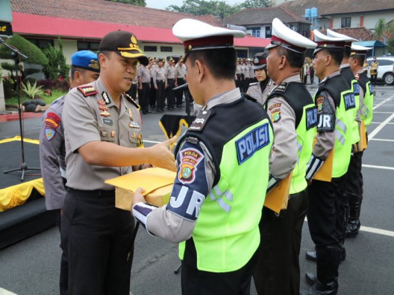 IMG-kapolres-metro-tangerang-kota-memberikan-penghargaan-kepada-anggota-pjr-polda-metro-jaya