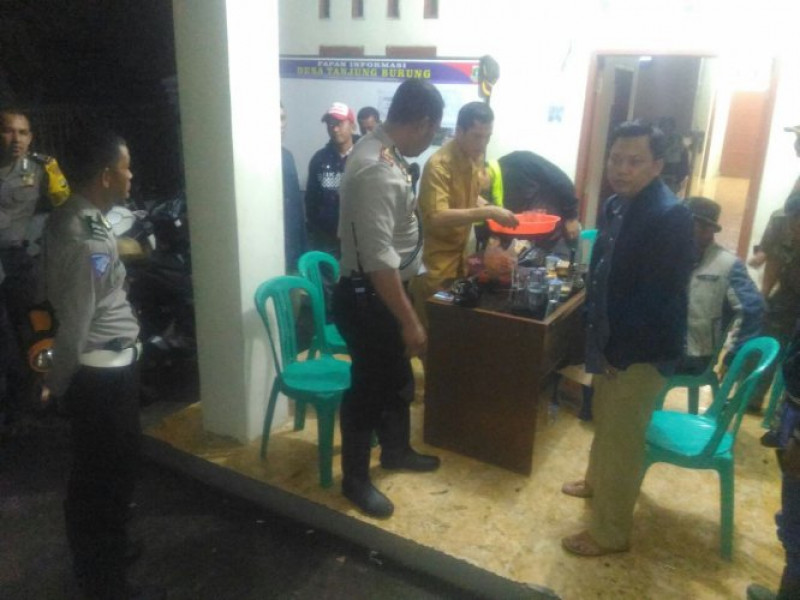 IMG-kapolsek-teluknaga-pengecekan-banjir-ds-tanjung-burung-teluknaga-akibat-luapan-sungai-cisade