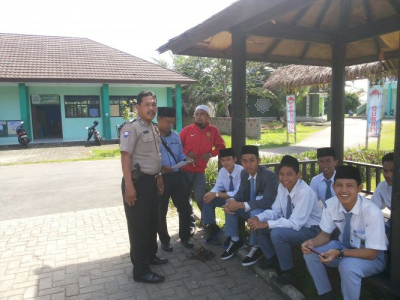 IMG-bhabinkamtibmas-aiptu-suharno-kunjungi-dan-sambangi-sekolah-sma-man-baul-ulum