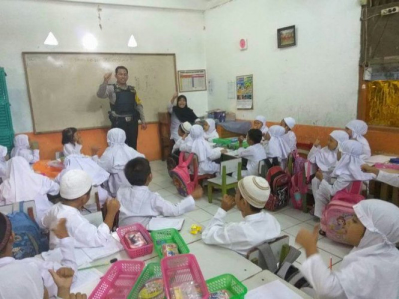 IMG-bhabinkamtibmas-kelurahan-poris-gaga-aiptu-exwanto-menyambangi-dan-kunjungi-murid-tk-kemuning