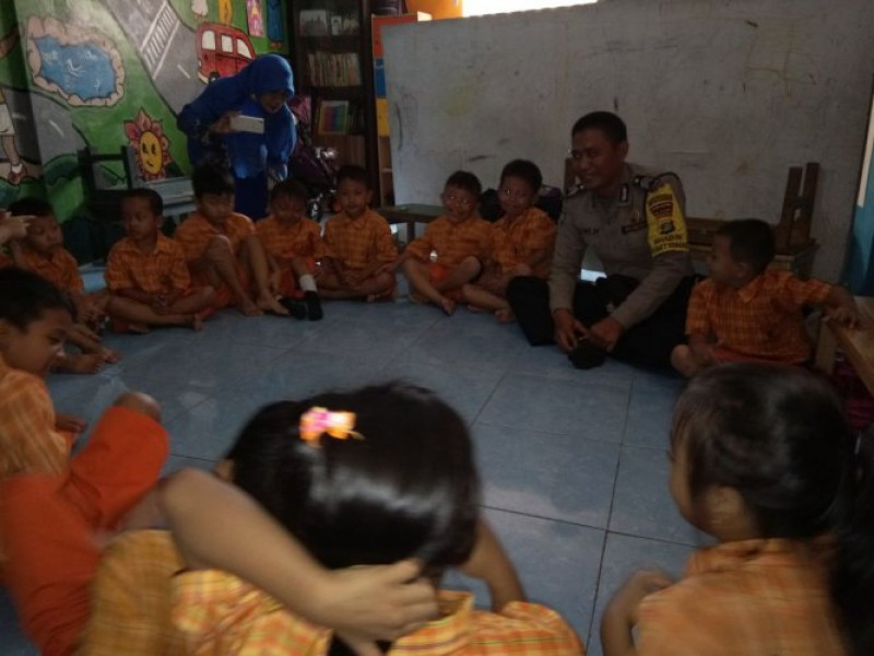 IMG-bhabinkamtibmas-kelurahan-batu-sari-brigadir-joni-menyambangi-murid-sekolah-paud-melati