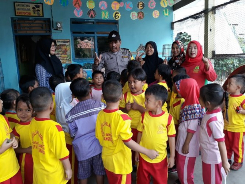 IMG-kegiatan-polisi-bhabinkamtibmas-aiptu-suharno-sambang-siswa-adi-adik-sekolah-tk-ra-maria-ulfa