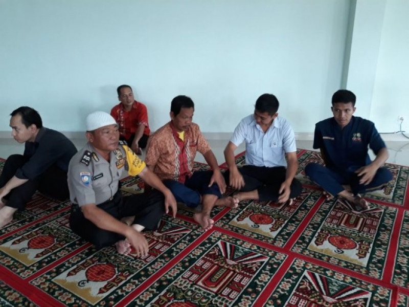 IMG-bhabinkamtibmas-kelurahan-kebon-besar-sholat-dzuhur-di-masjid-al-makmur