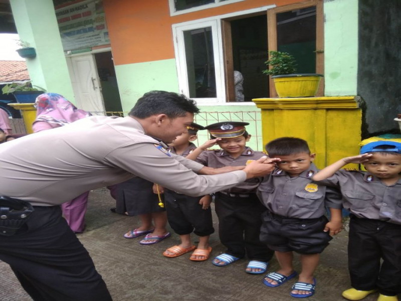 IMG-kedekatan-bhabinkamtibmas-polsek-benda-dengan-anak-anak-tk-saat-sambang-ke-sekolah-tk