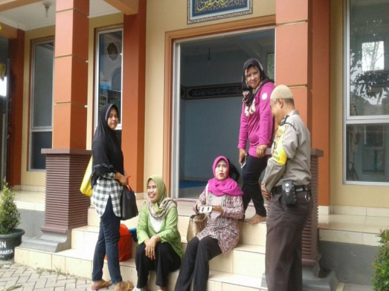 IMG-jalin-kedekatan-dengan-ibu-ibu-pkk-bhabinkamtibmas-polsek-benda-sambang-dialogis-dengan-ibu-ibu-pkk