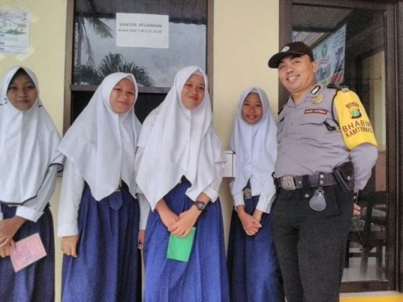 IMG-kegiatan-polkiss-brigadir-ali-yamsyah-sambangi-smp-it-indra-bangsa-yayasan-al-mubarok